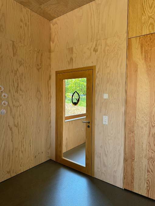 Bilder 2 bis 4: Das Furnier besticht mit seiner abwechslungsreichen Optik. Foto: Roser 